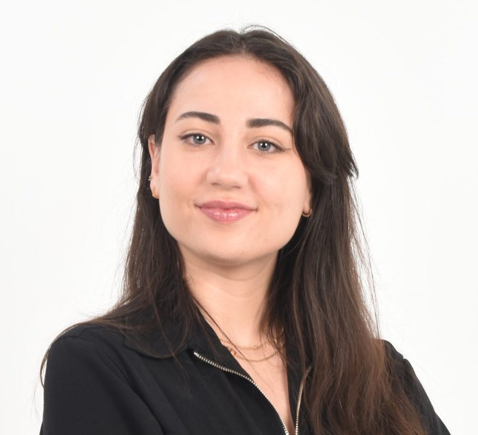 Marie Membrado en contexte professionnel, animant une séance de pratique orale.